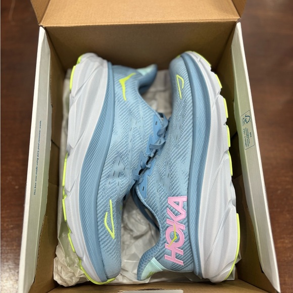 HOKA Womens Clifton 9 - Picture 2 of 3